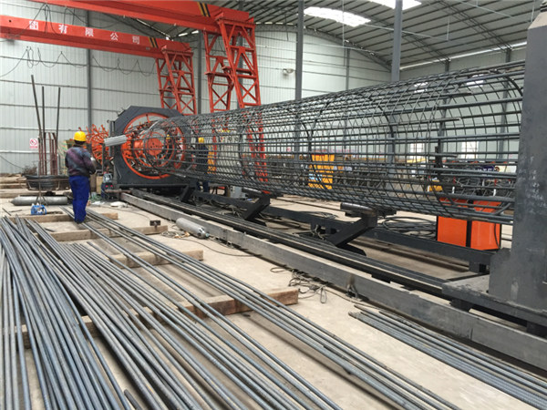 Txinan egindakoa. Eragiketa sinplea. Iraunkorrak eta sendoak. Kalitate bermea. Altzairu herdoilgaitzezko kaiolaren soldadura makina. Kaiola egitea